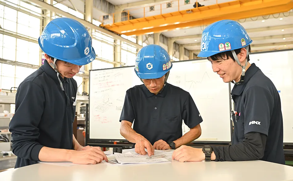 笑顔で先輩の話を聞く若手社員